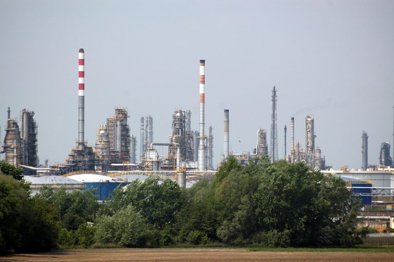 Poland to End Russian Oil Imports by Year’s End Suddenly