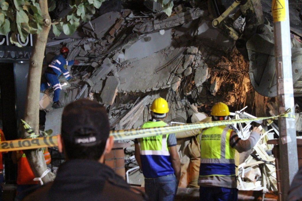 Turkey Quake Deaths Exceed 15,000 as Hope Fades
