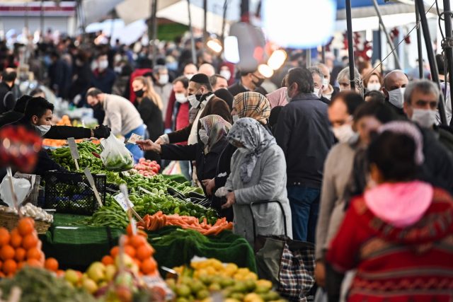 UK inflation hits a 30-year high of 6.2% as Sunak readies response