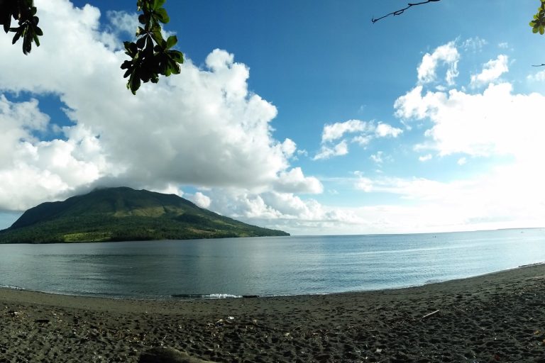 Indonesian Island Residents Flee Volcanic Eruption by Sea