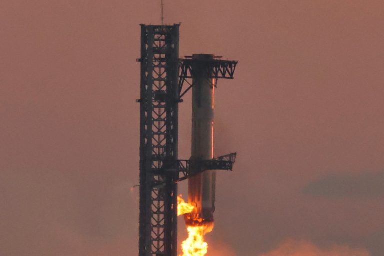 SpaceX Catches 23-Story Super Heavy Rocket with Steel Chopsticks