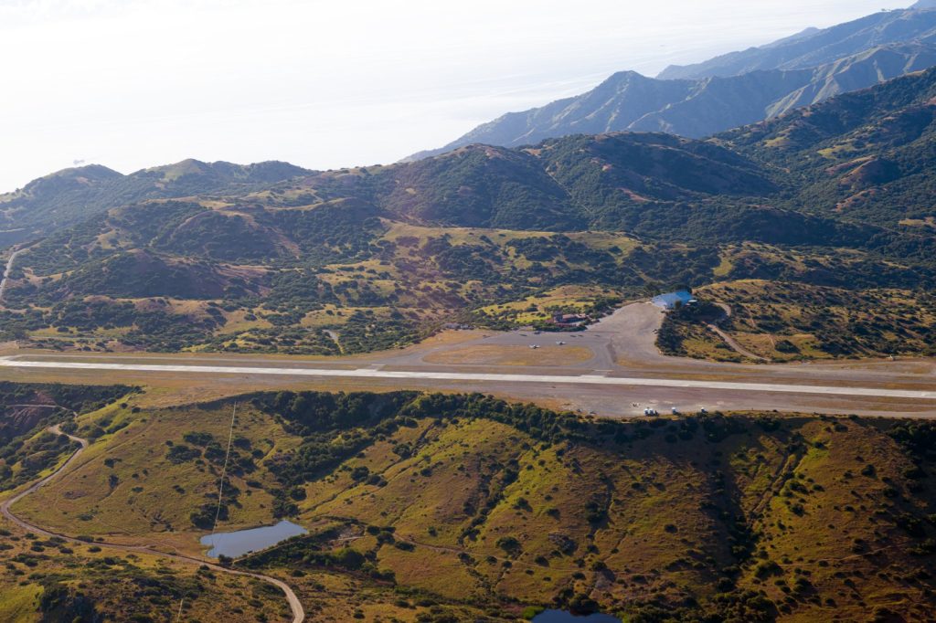 Fatal Crash of Vintage Beechcraft Baron Kills Five Near Airport