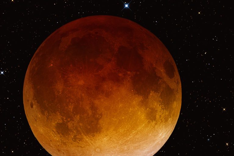 Total Lunar Eclipse Captivates Sky Gazers with Rare Alignment