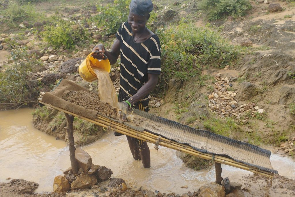 Gold Pit Collapse Kills 100 in Nigeria