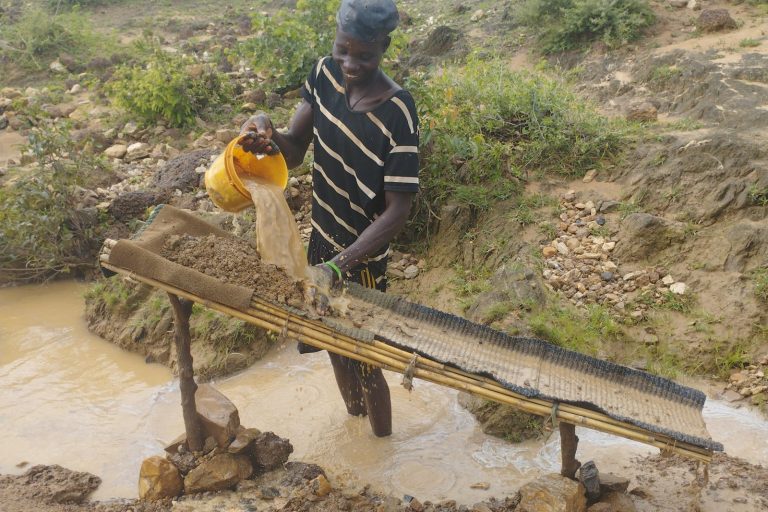 Gold Pit Collapse Kills 100 in Nigeria