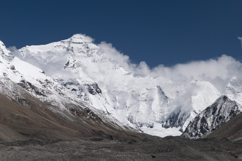 Storm Traps Over 550 People on Mount Everest in Tibet