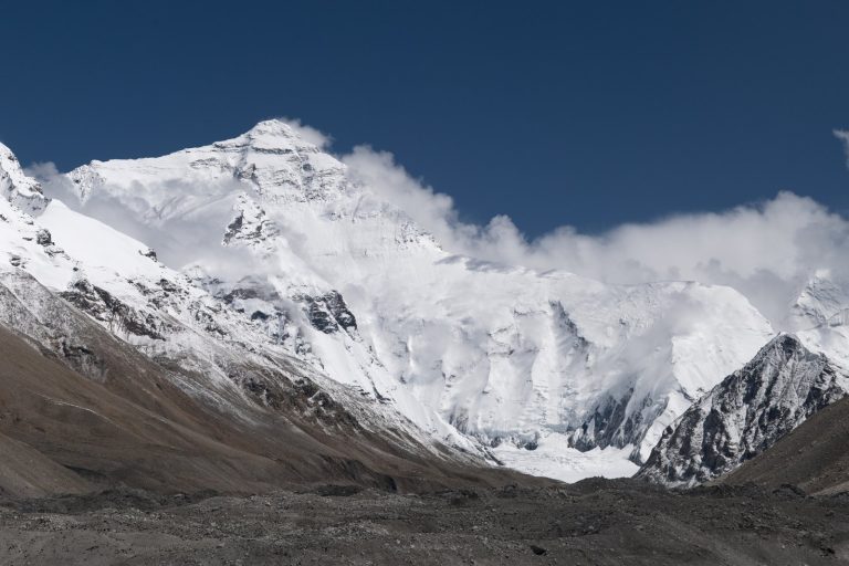 Storm Traps Over 550 People on Mount Everest in Tibet