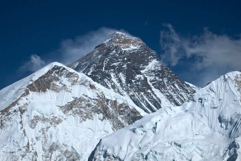 Blizzard Traps Over 550 on Mount Everest