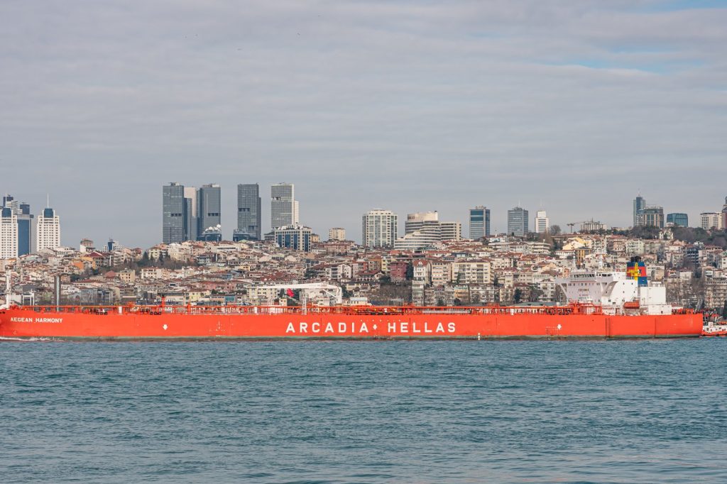 Explosions Rock Tankers in Turkeys Busy Bosporus Strait Suddenly