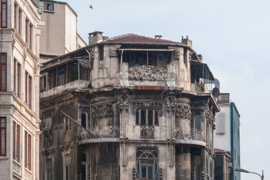 Istanbul Gas Explosion Kills One, Injures Ten in Fatih District