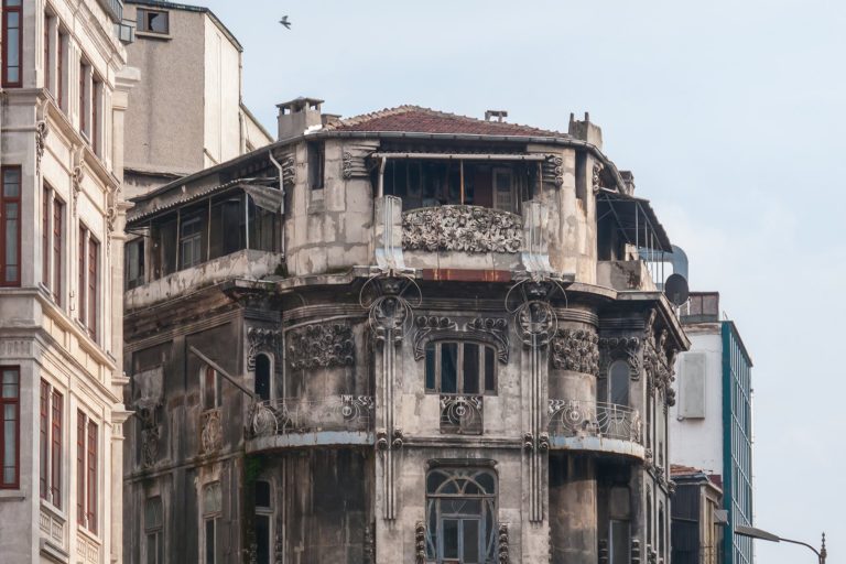 Istanbul Gas Explosion Kills One, Injures Ten in Fatih District