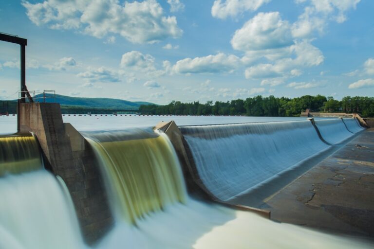 Malaysian firm to acquire majority stake in three Vietnamese hydropower plants