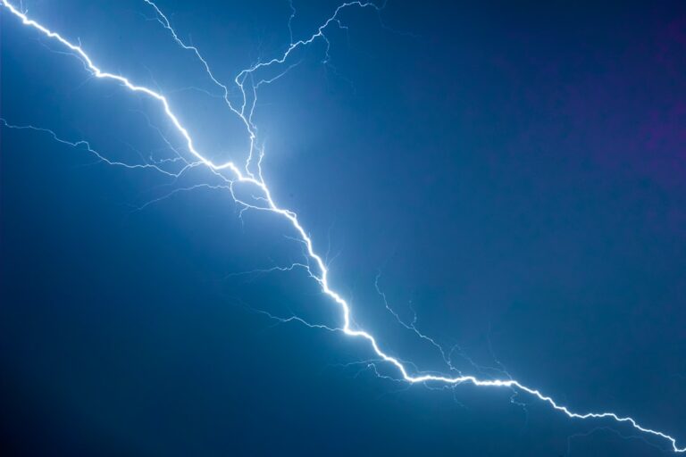 Lightning Strikes Yemen, Killing Four and Injuring Several Others Suddenly