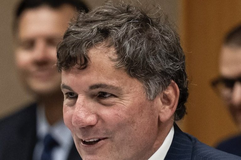 Minister LeBlanc views new cogeneration units at Suncor’s Base Plant in Fort McMurray