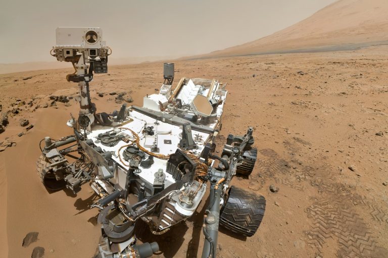 NASA Engineers Free Stuck 13-Kilogram Rock from Mars Rover’s Arm