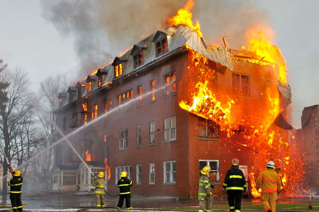 Woman killed, 1700 flee Dominican Republic hotel fire