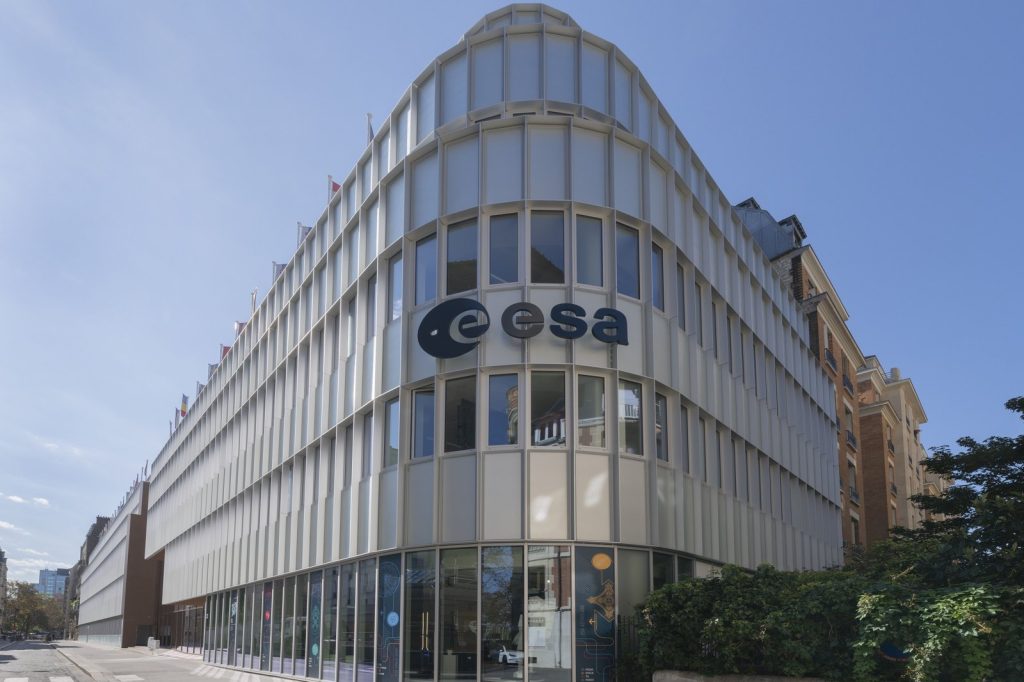 ESA Reports Over 1,000 Tracked Objects Now In Geostationary Orbit