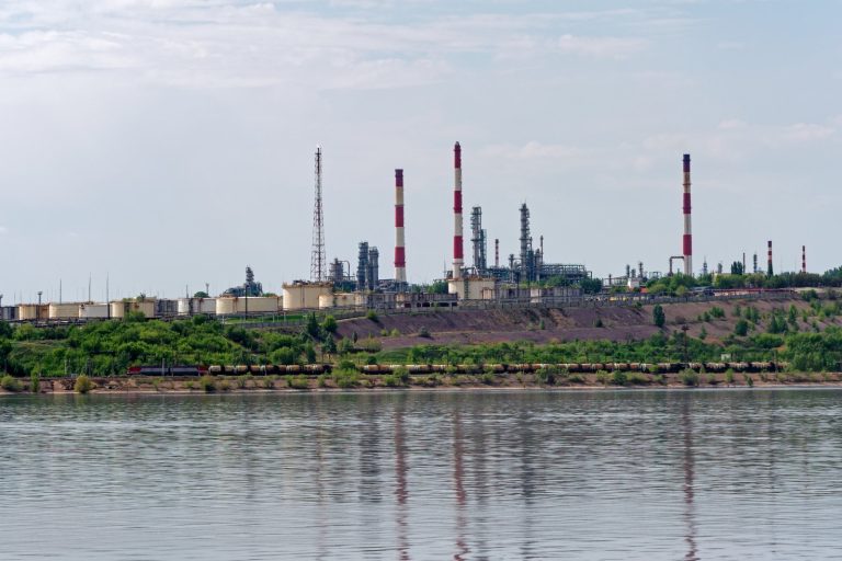 International Sanctions Cut Russia’s Oil Revenue Since 2014