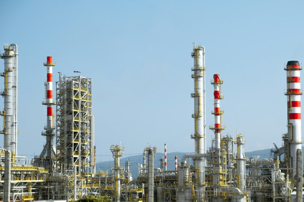 Oil Prices Surge as Ceasefire Collapses in Key Energy Region