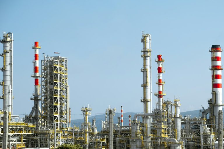 Oil Prices Surge as Ceasefire Collapses in Key Energy Region