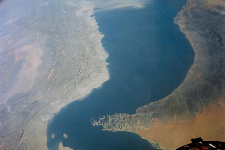 Iran Strait Attacks Threaten Global Oil Market Disruption