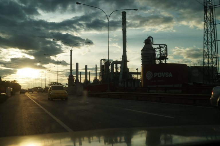 Venezuela’s Oil Output Plunges from 3.2 Million to 800,000 Barrels