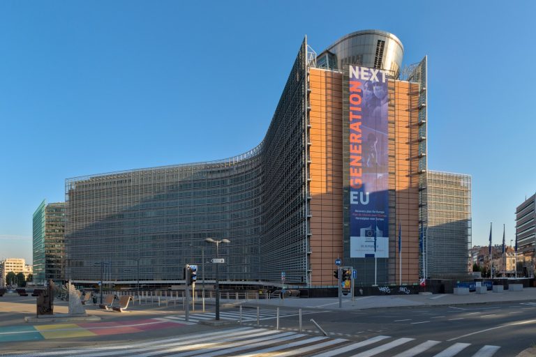EU Weighs Russia Energy Shift Amid US Tariff Threats