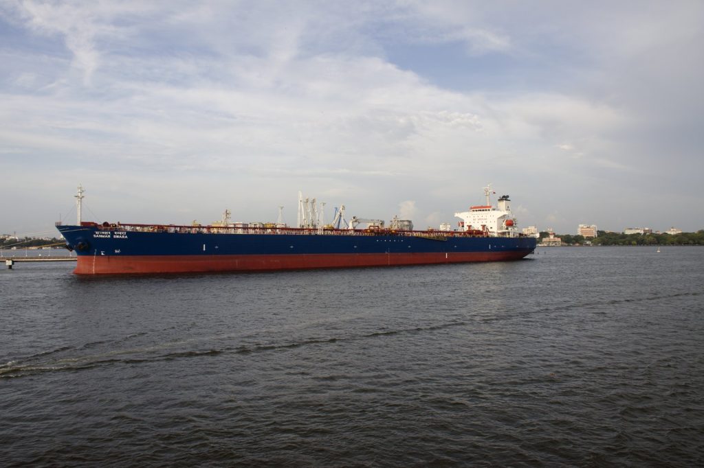 Global Oil Flows Through Strait of Hormuz Hit 21 Million Barrels Daily