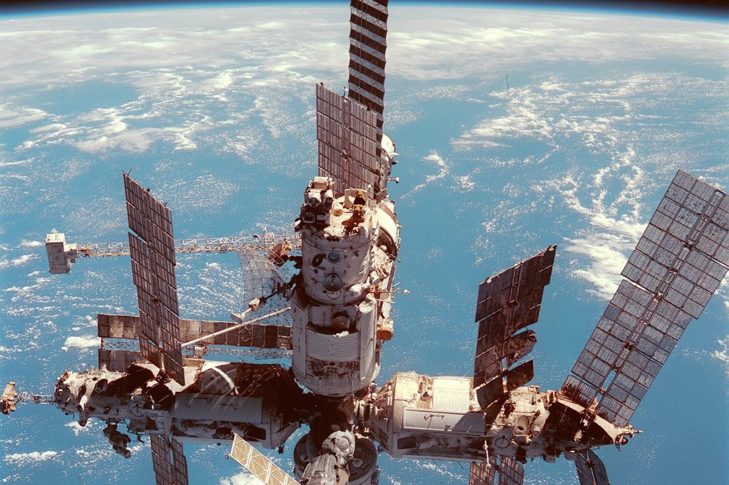 Russia\u2019s 1990s Znamya Space Mirror Experiments: Historical Precedents Analyzed