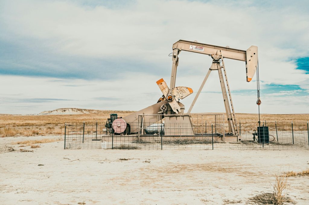 Global Oil Markets Brace for Price Surge After Hormuz Closure Threat