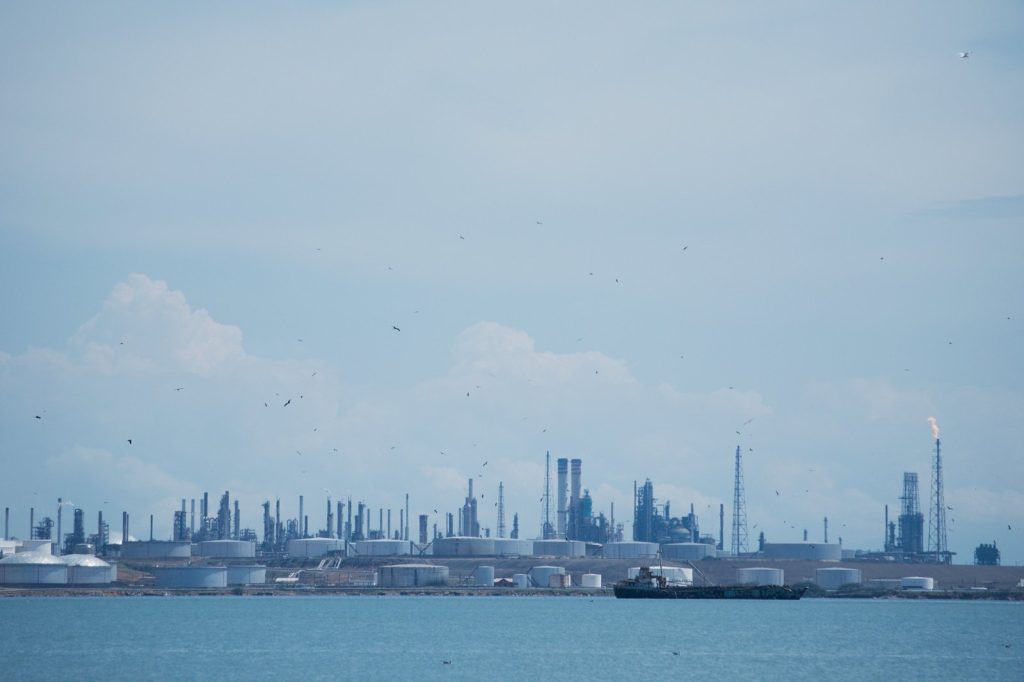 Impact of US Venezuela Policy on Global Oil Markets and Refining