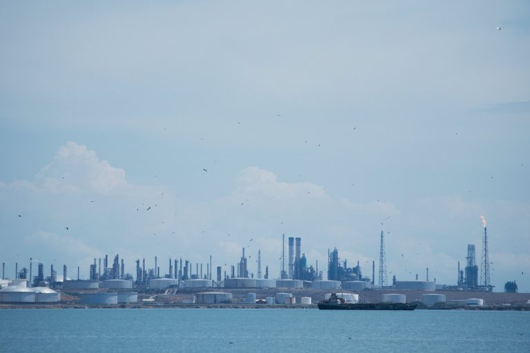 Impact of US Venezuela Policy on Global Oil Markets and Refining