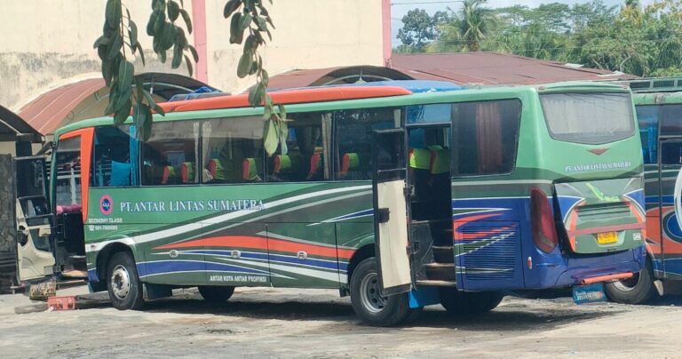 Sumatra Bus-Tanker Collision Kills 16, Injures Four