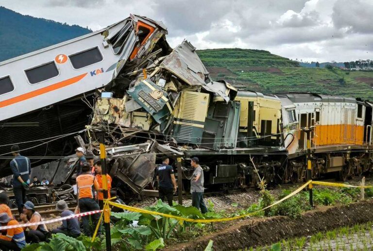Indonesia Train Collision Kills 4 Near Cicalengka