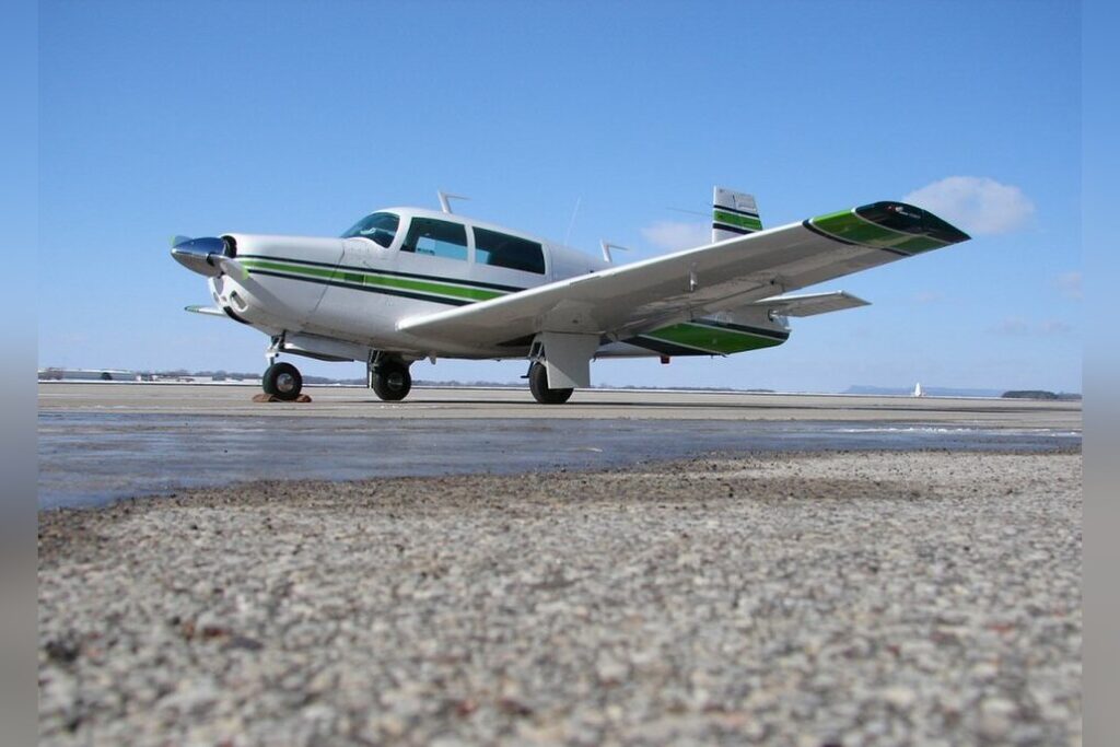 Mooney M20 Plane