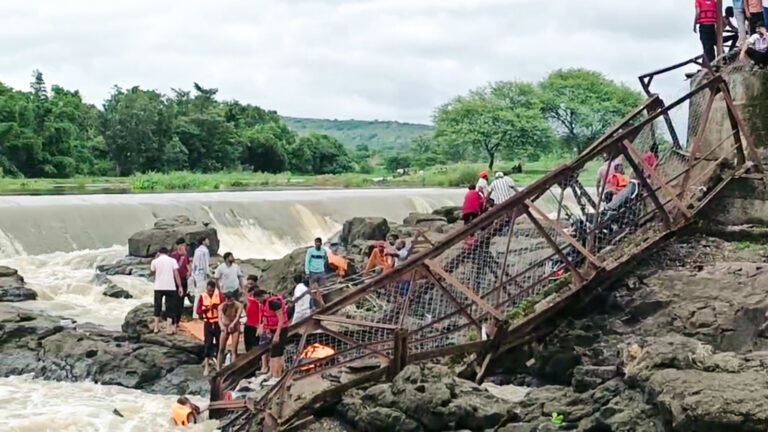 Pune Bridge Collapse Kills 6, 25 Missing