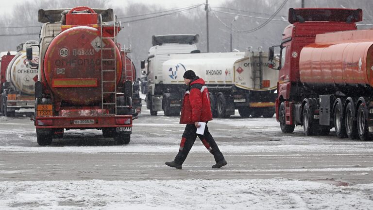 EU Imposes Ban on Russian Oil Products, Sets Price Cap